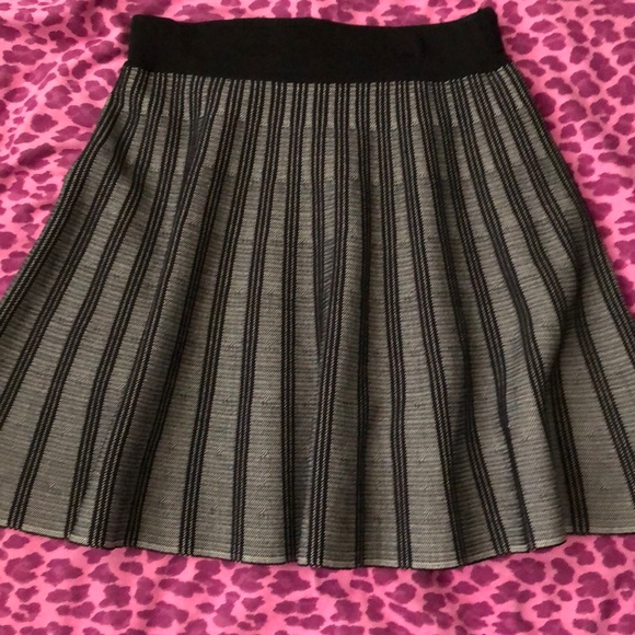 3for$30| Topshop EUC elastic waist mini skirt US4 - Picture 2 of 3